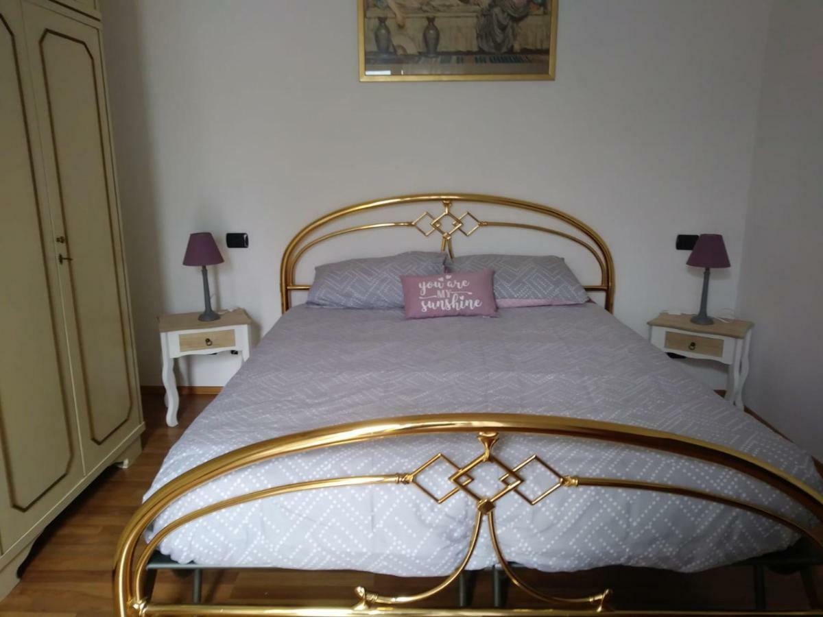 Casa Vacanza Il Glicine Casale Corte Cerro Eksteriør billede