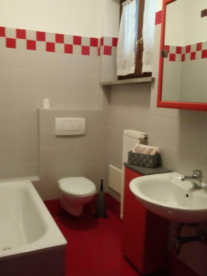 Casa Vacanza Il Glicine Casale Corte Cerro Eksteriør billede